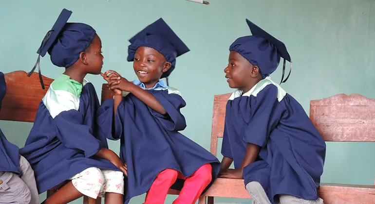 Förskolebarn i Vilankulo, Moçambique, tar examen. Foto: Marian Hautamäki