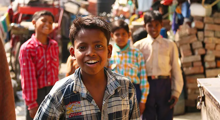 Barn vid järnvägen i Delhi, Indien.