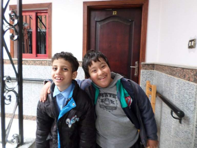 Två glada killar från en specialskola i södra Egypten