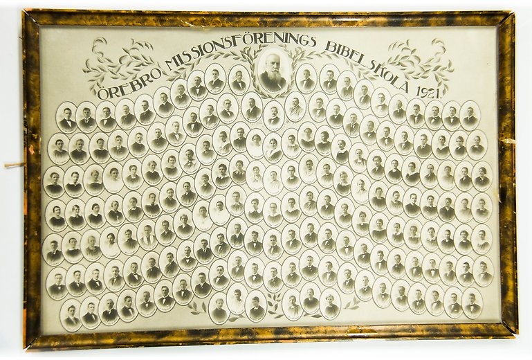 Örebro missionsförenings bibelskola 1921. På bilden finns både lärare och studenter med. 90 män och 84 kvinnor.